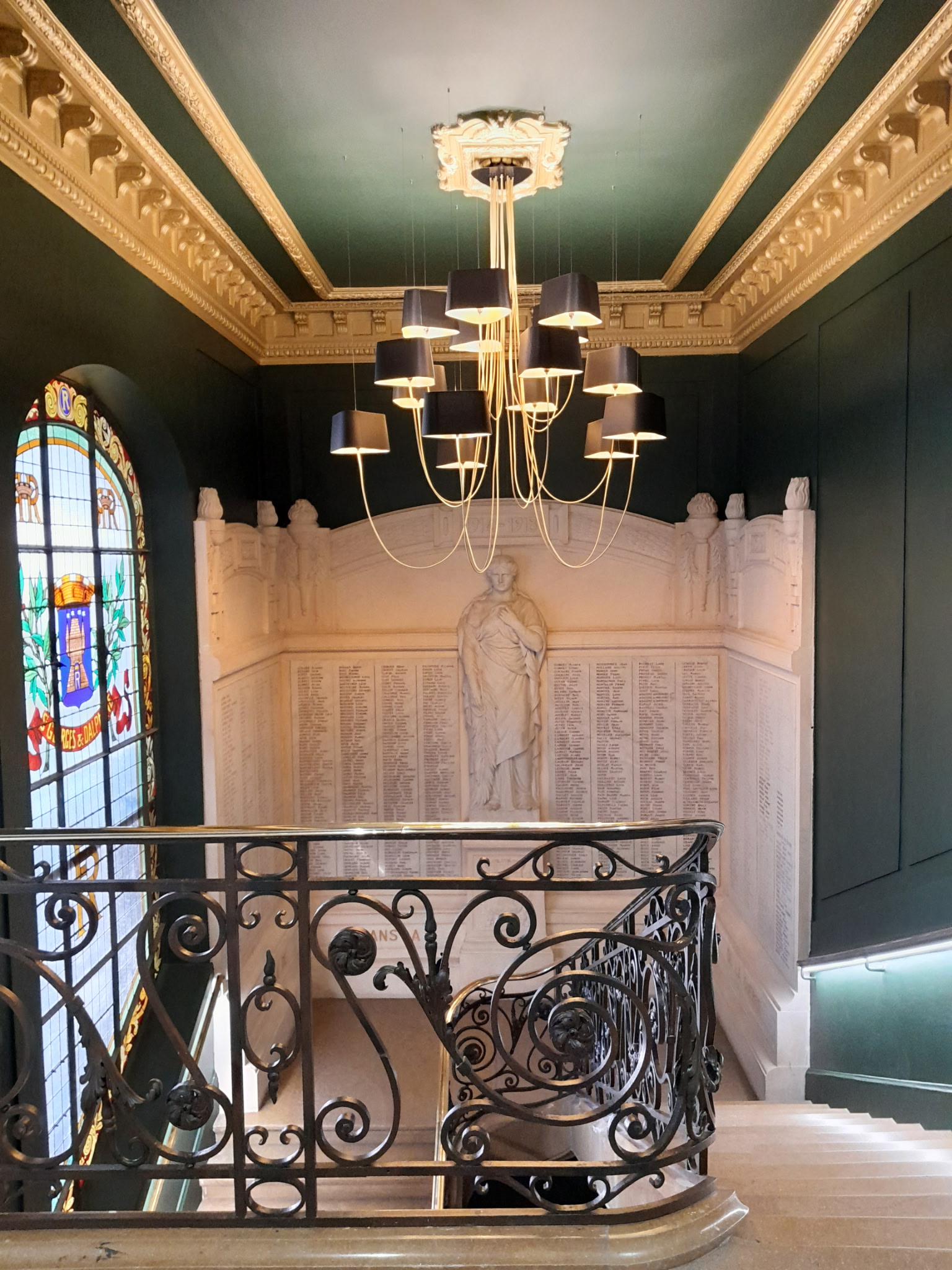 Installation d&rsquo;un luminaire – Hall de Mairie